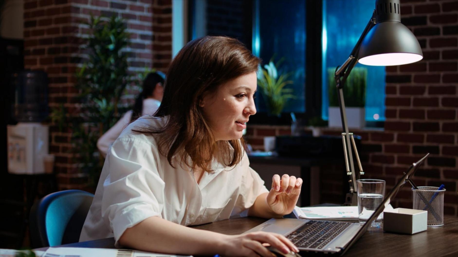 Arbeitsplatz mit Laptop und Notizen für Backend-Entwicklung