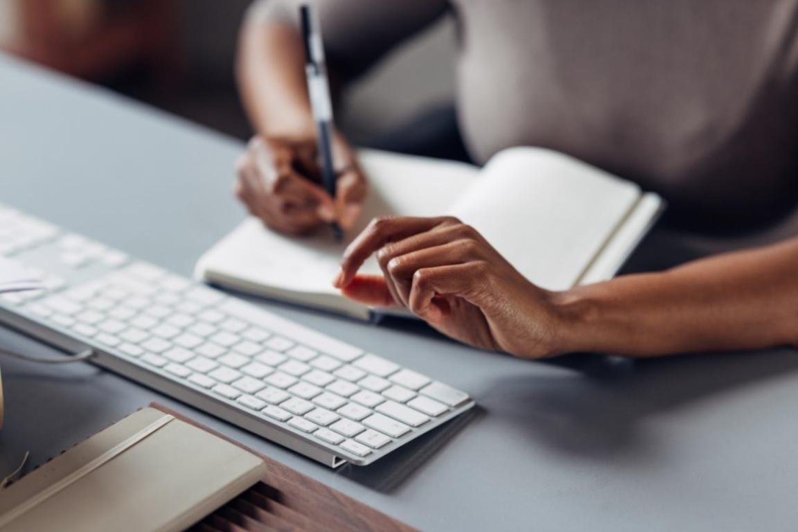 Entwickler arbeitet an Backend-Projekten mit mehreren Monitoren