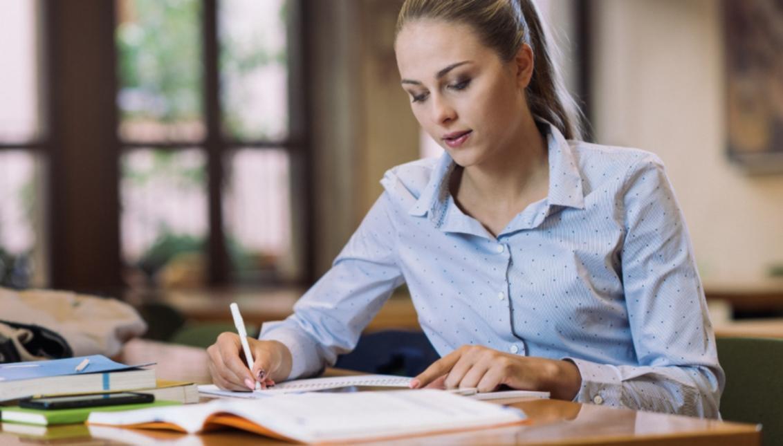 Beratungsgespräch über Backend-Architekturen und Systemkonzepte