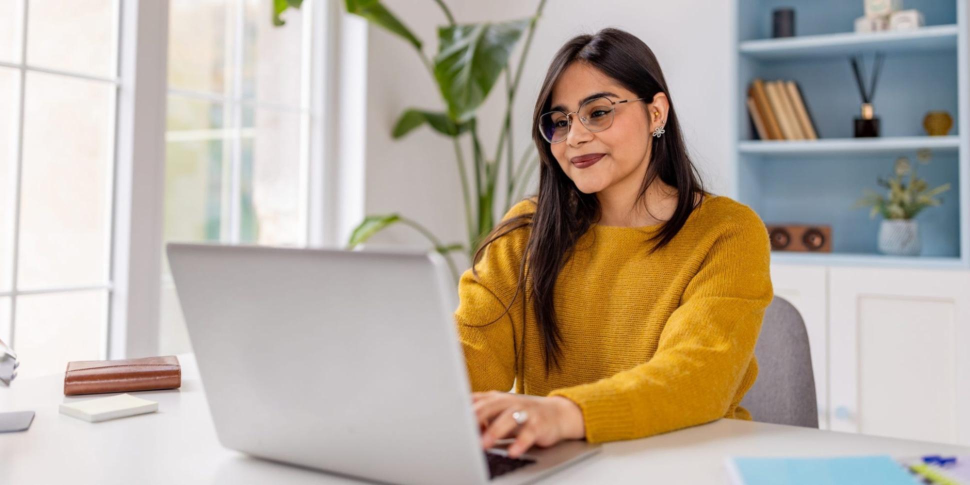 Arbeitsplatz eines Backend-Entwicklers mit mehreren Monitoren und Code-Editor